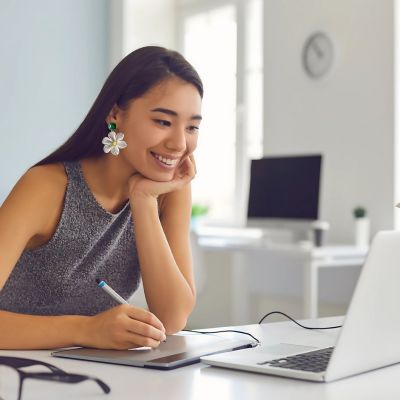 boucle d'oreille fleur femme souriante au bureau