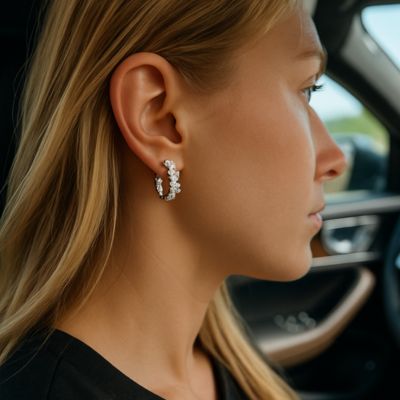 boucles d'oreilles fleurs femme blonde en voiture