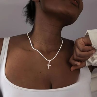 collier croix femme symbolique et tendance