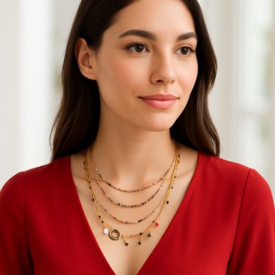 collier femme blouse rouge