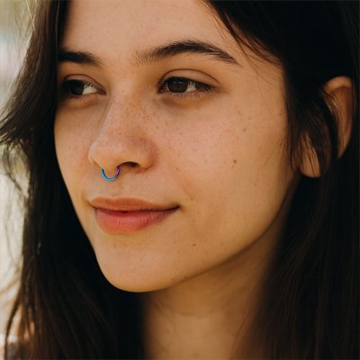 femme anneau nez piercing multicolor porté au columelle