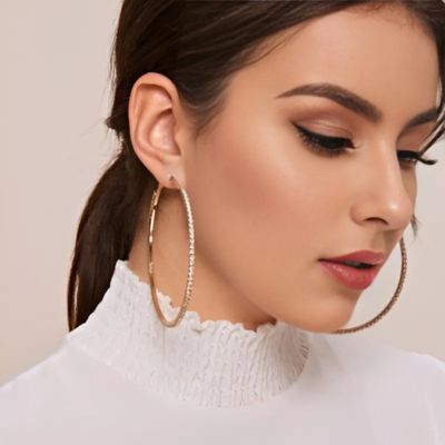 boucle d'oreille anneau dorée femme cheveux en arrière