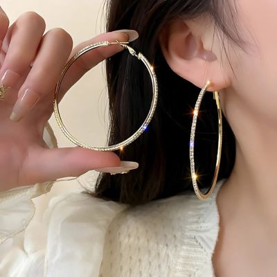 boucle d'oreille anneau strass vu de près