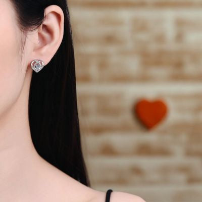 boucle d'oreille cœur capte délicatement la lumière