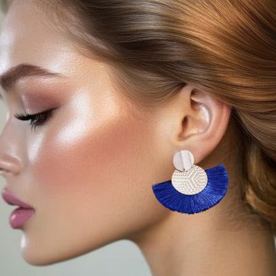 boucle d'oreille fantaisie bleu femme peau mate