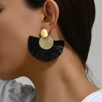 boucle d'oreille fantaisie noir effleure légèrement le cou 