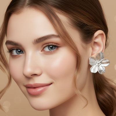 boucle d'oreille fleur argent femme aux yeux bleus