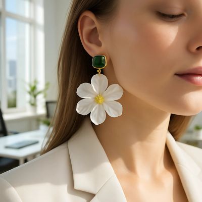 boucle d'oreille fleur blanche pierre verte