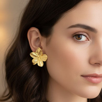 boucle d'oreille fleur dorée femme cheveux volume