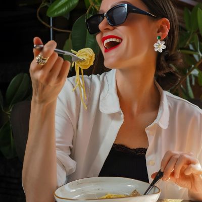 boucle d'oreille fleur femme au restaurant