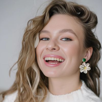 boucle d'oreille fleur femme joyeuse maquillage frais