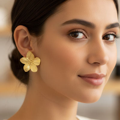 boucle d'oreille fleur or femme chignon donut visage tiré