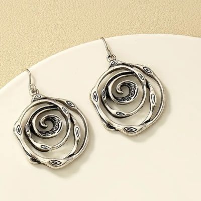 boucle d’oreille pendante couleur argent ancien