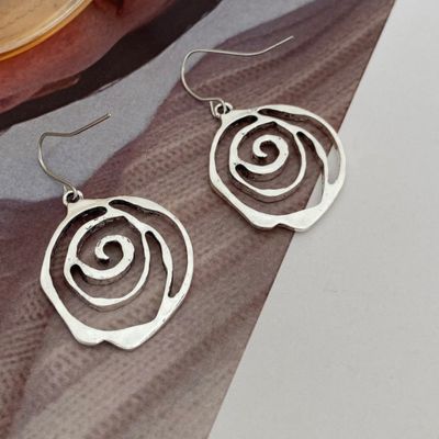 boucle d’oreille pendante intérieur lisse et poli