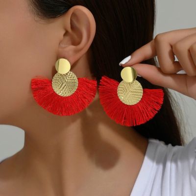 boucle d'oreille rouge mise en évidence
