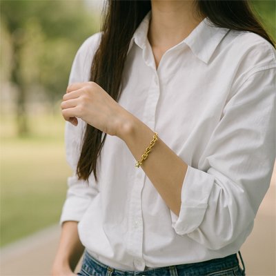 bracelet femme au poignet chemise blanche jean look décontracté