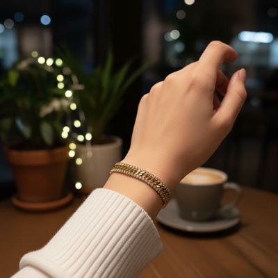 bracelet femme montré avec élégance au poignet devant un café