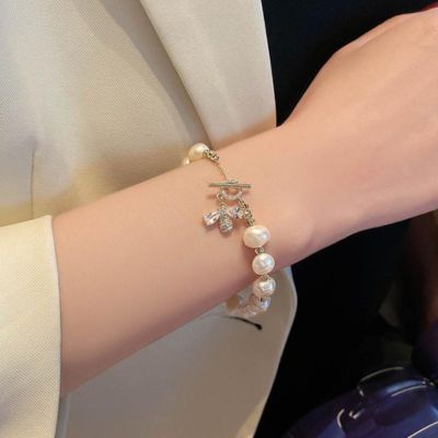 bracelet femme perle pendentif abeille