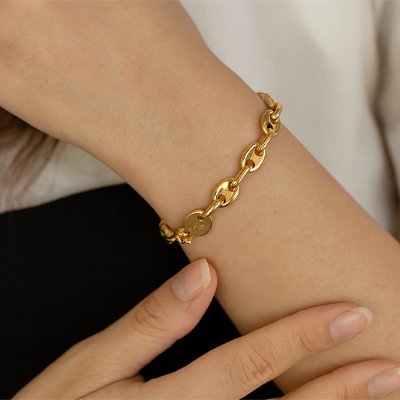 bracelet femme scintillant au poignet magnifique maillon grain de café
