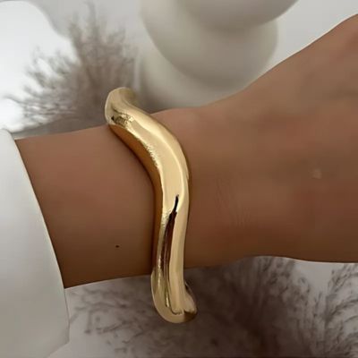 bracelet  manchette model doré A reflets lumineux