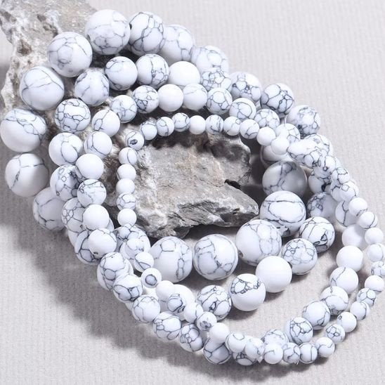 Bracelet perles blanc marbré présenté sous différentes tailles