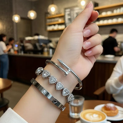 bracelets manchette argenté fière allure pause café entre collègues