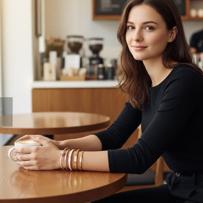 bracelets pour femme or robe noire lors d'un dîner