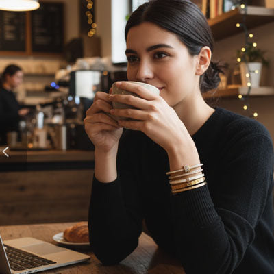 bracelets pour femme prend confortablement son café en télétravail