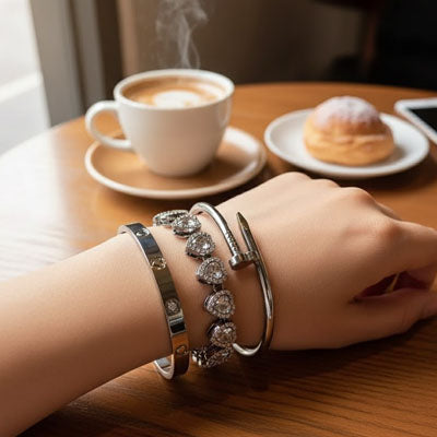 bras sur table orne bracelets manchette argenté viennoiserie café fumant