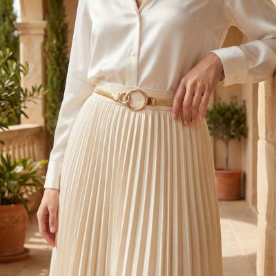 ceinture chaine dorée jupe plissée chemisier allure féminine