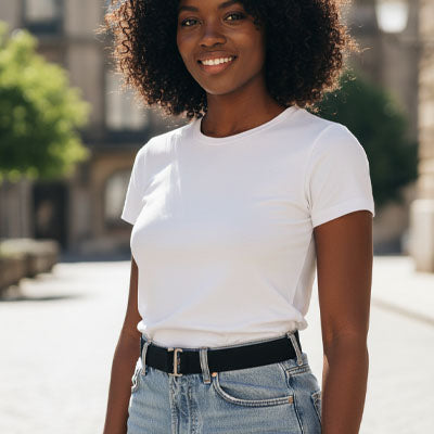 ceinture élastique femme souriante coupe afro