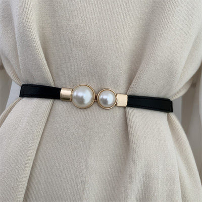 ceinture fine femme noir sur robe pull blanche