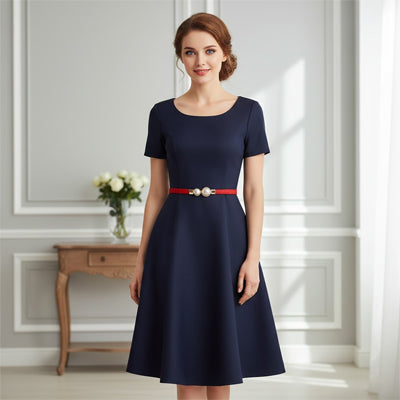 ceinture fine femme rouge portée taille sur robe bleu
