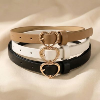 ceintures marron noir blanc présentées l'une sur l'autre