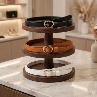 ceintures noir camel blanc présentoir sur meuble en marbre