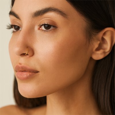  femme cheveux long avec anneau nez piercing doré lumineux