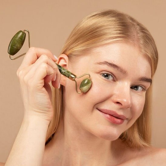 femme fait massage avec gua sha visage lisse petit côté
