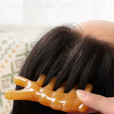 femme massage cuir chevelu avec gua sha peigne