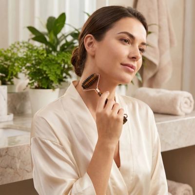 femme massage du cou gua sha rouleau à picots