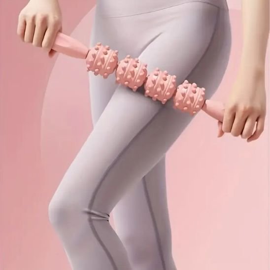femme masse sa cuisse avec rouleau de massage rose 
