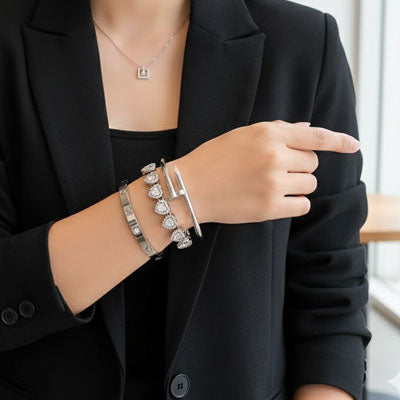 femme porte bracelets manchette argentés avec un blazer noir chic