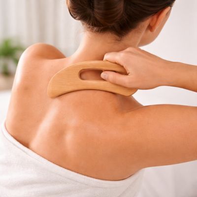 femme utilise gua sha corps pour massage épaule relaxant