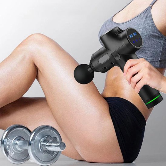 femme utilise son pistolet de massage séance sport 