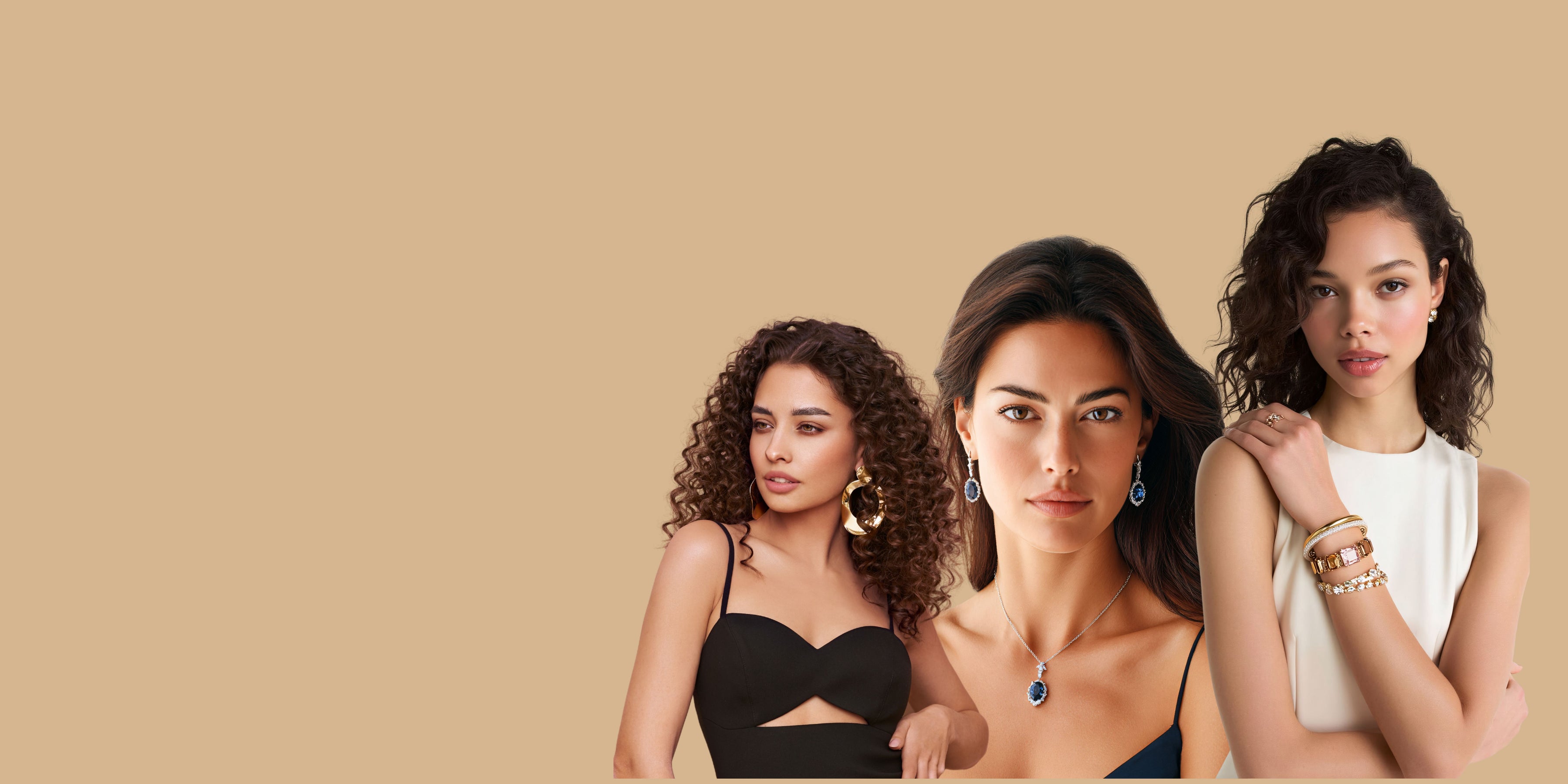 femmes sublimes avec bracelet colliers boucles d'oreille beauté femme