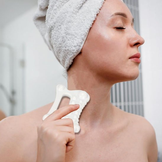 gua sha massage du cou après le bain