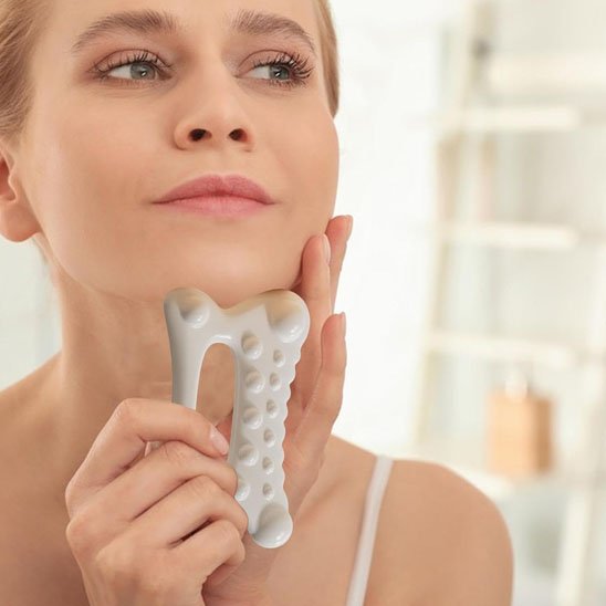 gua sha massage du menton femme visage lumineux
