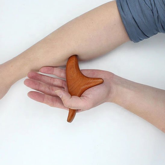 gua sha utilisé pour masser le bras