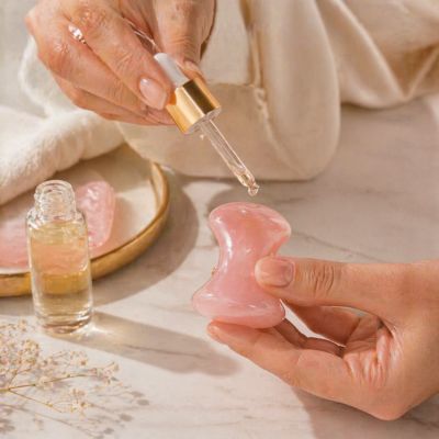 gua sha visage sérum main en action univers beauté