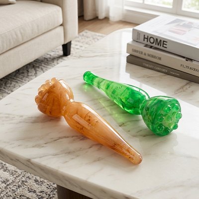 Gua sha visage vert et ambre sur table marbre