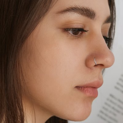  jeune femme vu de profil avec son anneau nez piercing